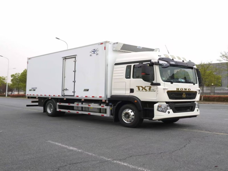 重汽豪沃TX7气囊桥冷藏车