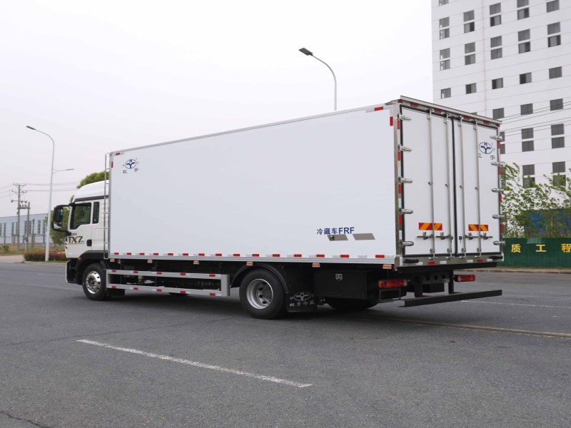 重汽豪沃TX7气囊桥冷藏车